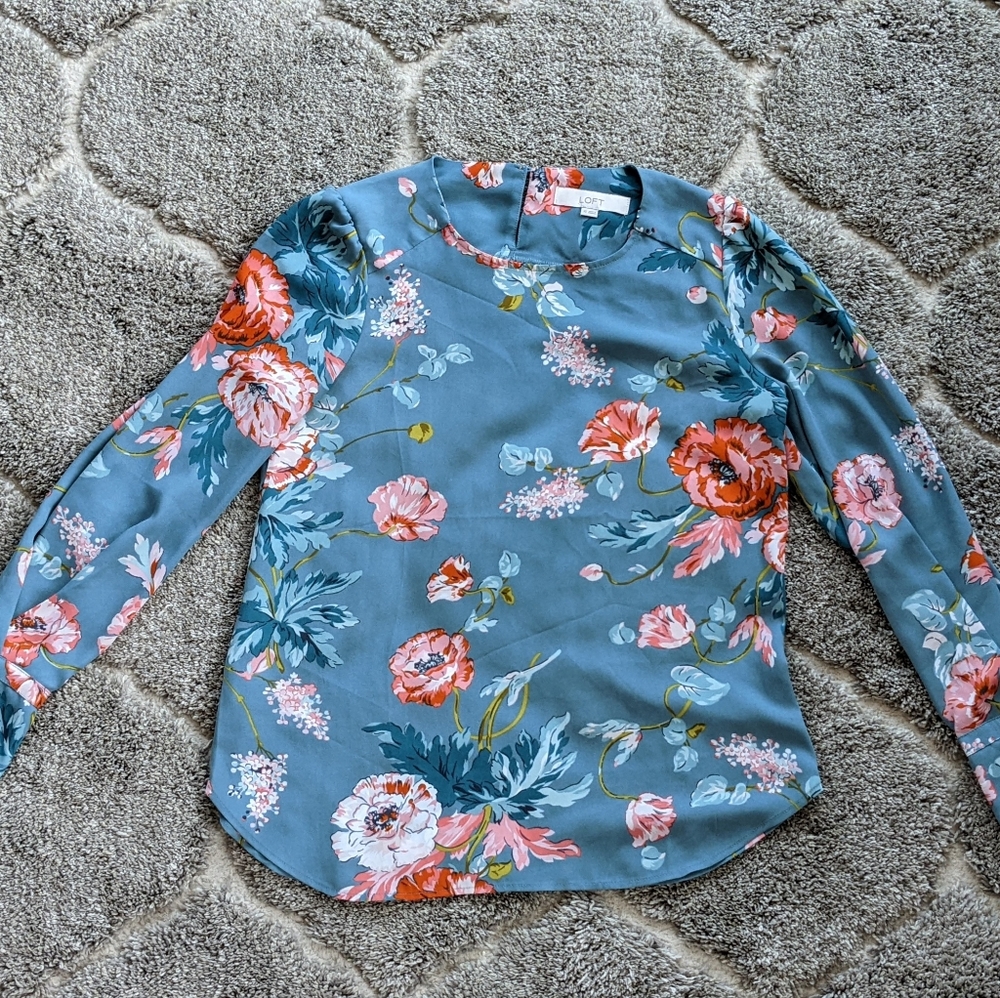 EUC Blue Floral Loft Blouse with button back size XS